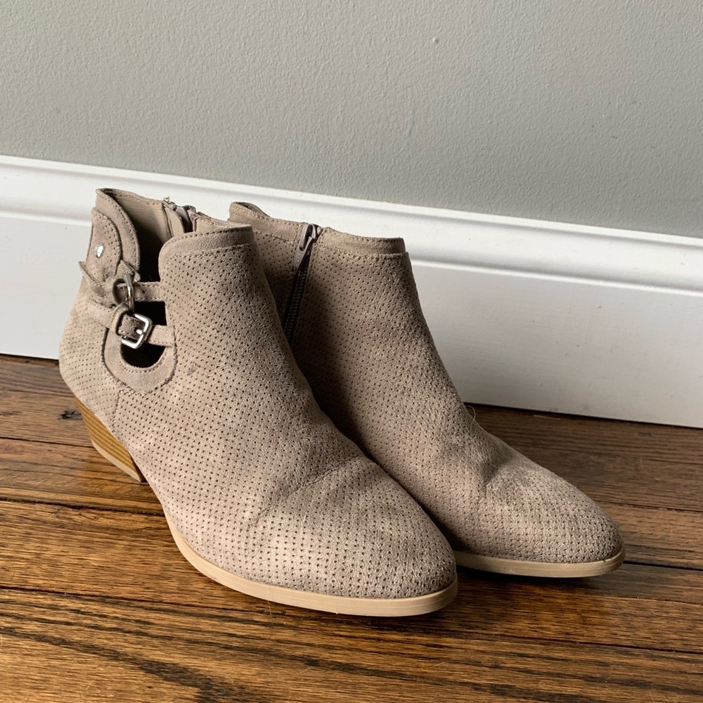 Dana Buchman Tan Ankle Bootie Size 6
